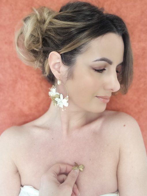 Boucles d'oreilles créoles mariage fleurs hortensia et gypsophile stabilisées dorées à l'or fin