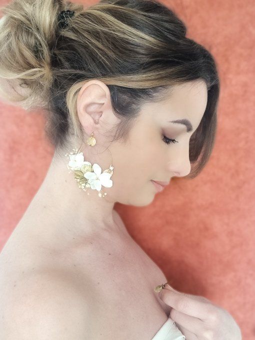 Boucles d'oreilles créoles mariage fleurs hortensia et gypsophile stabilisées dorées à l'or fin