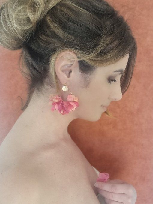 Boucles d'oreilles créoles fleurs hortensia miulticolore corail, rose fuschia, pêche, jaune pâle mar