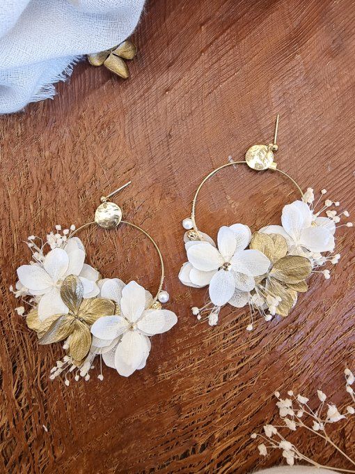 Boucles d'oreilles créoles mariage fleurs hortensia et gypsophile stabilisées dorées à l'or fin