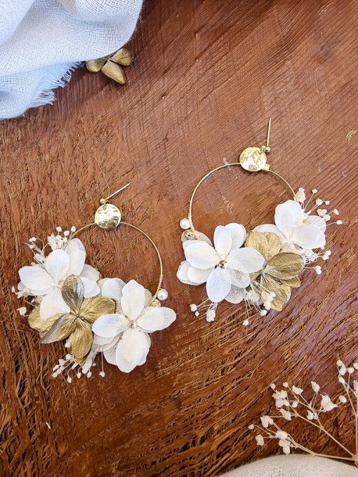 Boucles d'oreilles créoles mariage fleurs hortensia et gypsophile stabilisées dorées à l'or fin