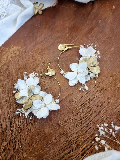 Boucles d'oreilles créoles mariage fleurs hortensia et gypsophile stabilisées dorées à l'or fin